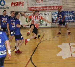 na fot. Mateusz Wojciechowski z KPR Ostrovia w akcji