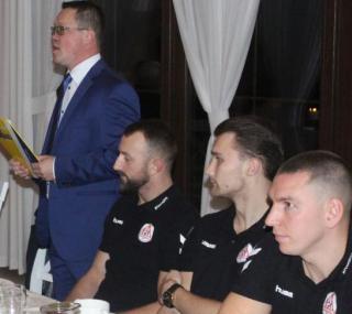 na fot. Paweł Staszak (z lewej) zapowiada wysłanie wniosku do PGNiG Superligi. Żeby w niej zagrać, KPR Ostrovię czeka jeszcze długa droga