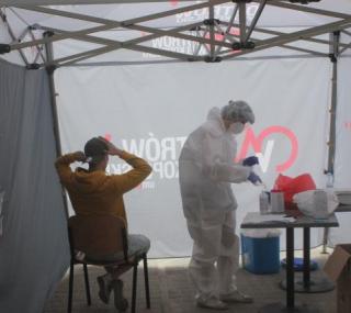 na fot.: We wtorek po trybuną główną Stadionu Miejskiego odbyły się testy na COVID-19 dla żużlowców, mechaników, trenerów, działaczy i osób z obsługi meczu.