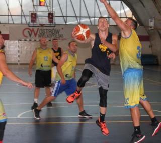 na fot.: Szerszony przegrały z BBS Nations 54:69 i o mistrzostwie Ostrów Basket Ligi rozstrzygnie trzeci mecz finałowy.