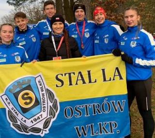 na fot.: Ostrowska ekipa wraz ze swoją trenerką Kamilą Grzegorowską / fot. facebook KS Stal LA