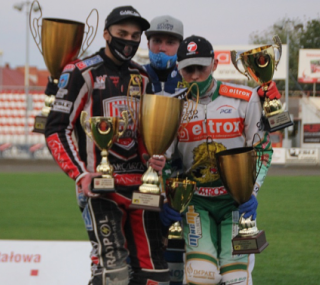 na fot.: Podium finału Brązowego Kasku w Ostrowie. Na drugim miejscu Sebastian Szostak z Arged Malesa TŻ Ostrovii