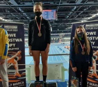 na fot. z lewej: Olga Szlachta zajęła drugie miejsce w skoku w dal; fot. Facebook KS Stal LA