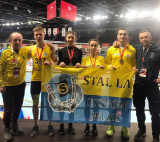na fot.: Czterech medalistów z KS Stal LA Ostrów wraz z trenerami. Piąty medal dorzucił później Jakub Tuczyński / materiały KS Stal LA