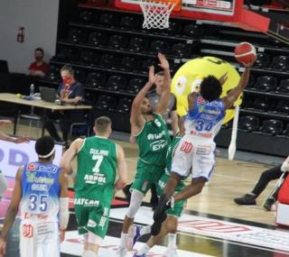 na fot.: Od początku finałowej rywalizacji w play-off iskrzy pomiędzy zespołami z Ostrowa i Zielonej Góry