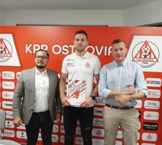na fot.: Jakub Kaszuba, prezes KPR Ostrovia, Kamil Adamski - nowy zawodnik, Marcin Koper - wiceprezes KPR Ostrovia.