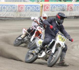 na fot.: Na torze w Ostrowie trenowali motocykliści na różnych motorach.