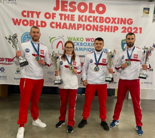 na fot. Michał Grzesiak (pierwszy z prawej) / fot. http://www.pzkickboxing.pl/