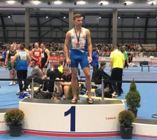 na fot. Podium biegu na 60 m U20. Na trzecim stopniu Dawid Grząka / fot. facebook KS Stal LA
