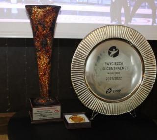 na fot.: Mistrzowskie trofea sezonu 2021/22