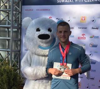 na fot. Patryk Wykrota z trzema medalami Mistrzostw Polski Seniorów / fot. facebook KS Stal LA