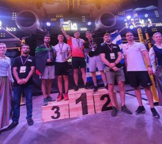 na fot: Podium Mistrzostw Świata w kategorii Power. Na najwyższym stopniu Dawid Adamczak / fot. z prywatnego archiwum Dawida Adamczaka