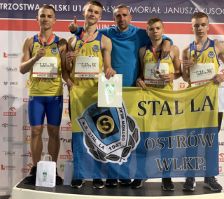 na fot. Złota sztafeta 4x100 metrów z trenerem Michałem Walczakiem / fot. facebook KS Stal LA