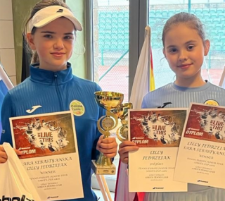 na fot. od lewej: Sara Sebastyańska i Lilly Jędrzejak