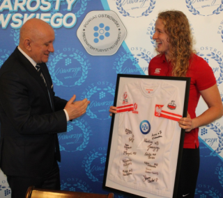 na fot. Ostrowianka wręczyła staroście koszulkę reprezentacji Polski w rugby z autografami kadrowiczek