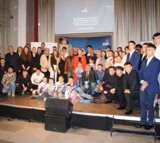 fot.: pamiątkowe zdjęcie laureatów nagród i wyróżnień
