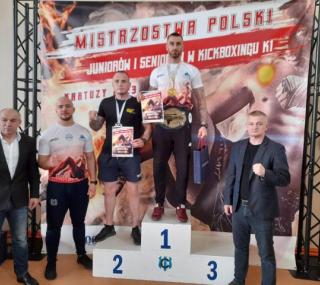 na fot.: Michał Grzesiak na najwyższym stopniu podium / fot. FB / Center Team Odolanów