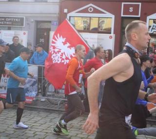 na fot: start i meta Biegu Republiki zlokalizowana jest na Rynku w Ostrowie