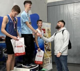 na fot. Borys Rachuta dwukrotnie stawał na najwyższym stopniu podium / fot. materiały KS Stal LA