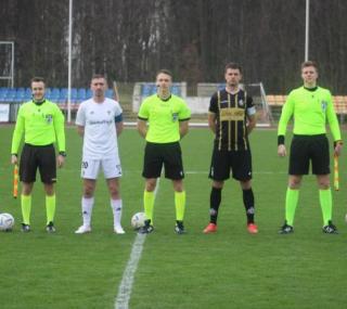 na fot.: Kapitanowie Pogoni i Jaroty przed meczem w Jarocinie / Fot. Materiały KS Pogoń Nowe Skalmierzyce