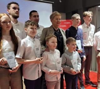 na fot.: wyróżnieni i nagrodzeni z Omegi Ostrów oraz prezydent Ostrowa Beata Klimek