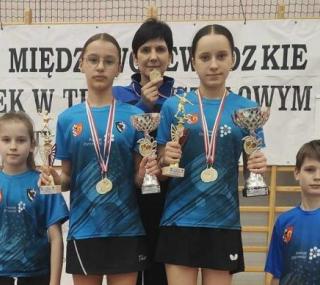 na fot.: Małgorzata Dudzińska i jej podopieczni podczas mistrzostw w Złotowie / fot. FB / Ostrowska Akademia Tenisa Stołowego