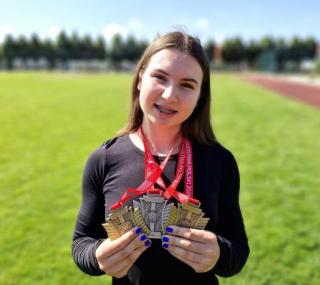 na fot.: Inga Kanicka prezentuje trzy medale – dwa złote indywidualnie i srebrny w sztafecie 4x400 m