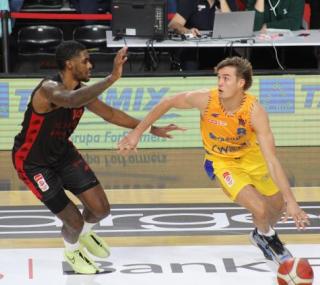 na fot.: Paxson Wojcik (z prawej), który rzucił w Sopocie 27 punktów dla Stali
