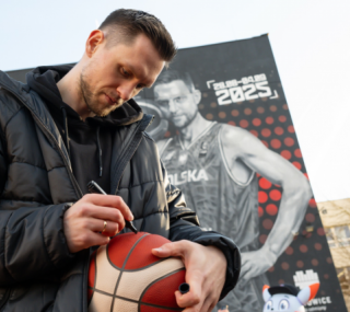 na fot. Mateusz Ponitka na tle muralu ze swoim wizerunkiem / fot. facebook Kosz Kadra