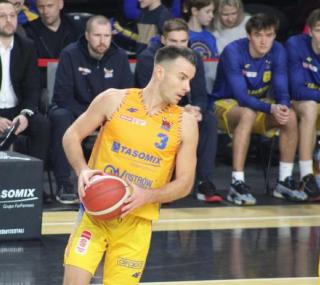 na fot.: Adas Juskevicius, który trafił w niedzielę 5 trójek