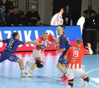 na fot.: Daniel Reznicky (z piłką), który rzucił w sobotę 8 bramek.