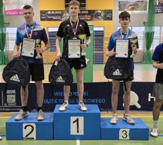 na fot.: na podium Mistrzostw Wielkopolski Juniorów stanęło dwóch reprezentantów klubu z Wysocka Wielkiego / materiały prasowe Ostrowskiej Akademii Tenisa Stołowego przy LKS Orzeł Wysocko Wielkie