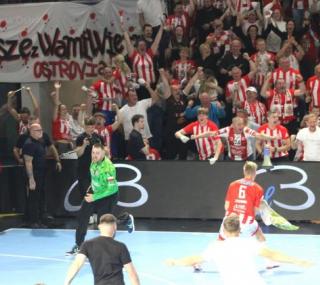 na fot.: szalony bieg Sandro Mestricia po tym jak obronił decydującego karnego