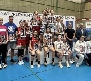 na fot.: podium finału Mistrzostw Polski w koszykówce 3x3 szkół podstawowych / FB UKS Olimpijczyk przy SP 1 Ostrów