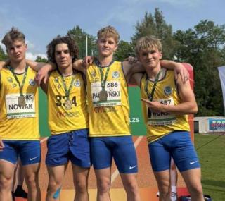 na fot.: zwycięska sztafeta 4x400 metrów U18/ materiały KS Stal LA Ostrów