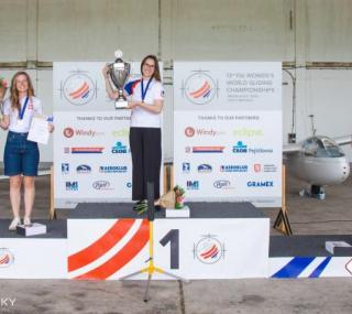 na fot.: Julia Wałowska na drugim stopniu podium 13.Szybowcowych Mistrzostw Świata Kobiet. fot. M.Levitzky/Aeroklub Ostrowski