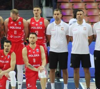 na fot.: Mateusz Ponitka (pierwszy z prawej w dolnym rzędzie) i Andrzej Urban – trener Stali (trzeci od prawej w górnym rzędzie) to ostrowskie akcenty w reprezentacji Polski na EuroBaskecie 2025.