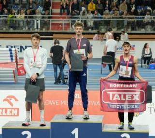 na fot.: Dawid Borowski na drugim stopniu podium biegu na 3000 metrów / fot. FB KS Stal LA Ostrów
