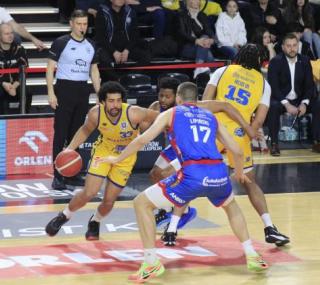 na fot: Trenton Gibson w końcówce meczu w Krośnie pociągnął Stal do zwycięstwa