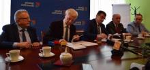 na fot.: Stanisław Pułkownik /PBO Ostrów, Dariusz Bierła /dyrektor szpitala, Paweł Rajski / starosta ostrowski, Piotr Skoczylas / wicedyrektor szpitala